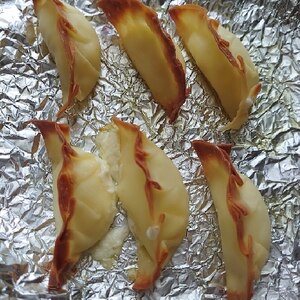 おつまみにもおやつにも♡餃子の皮でハニーチーズパイ